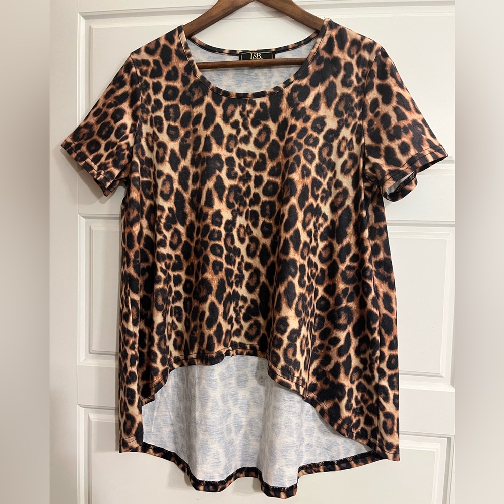 Lucky & Blessed Leopard Print Short Sleeve Hi Lo Top size S Excellent condition